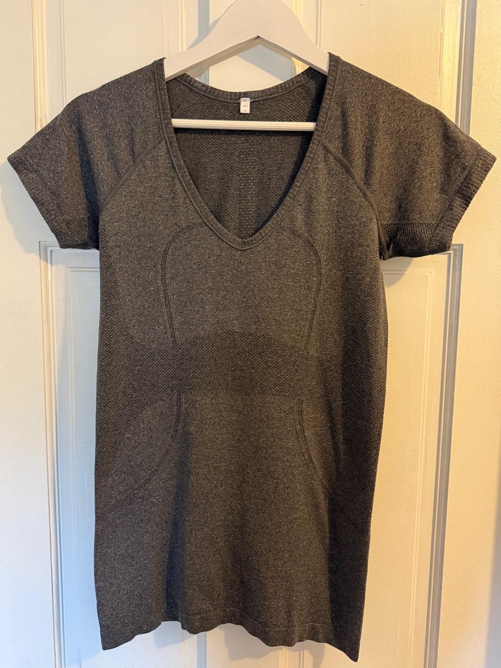 Lululemon Run: Swiftly Tech V Neck grey/charcoal size 6